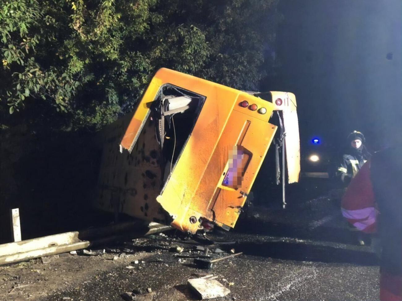 Автобус в результате ДТП перевернулся