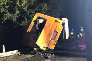 Автобус в результате ДТП перевернулся