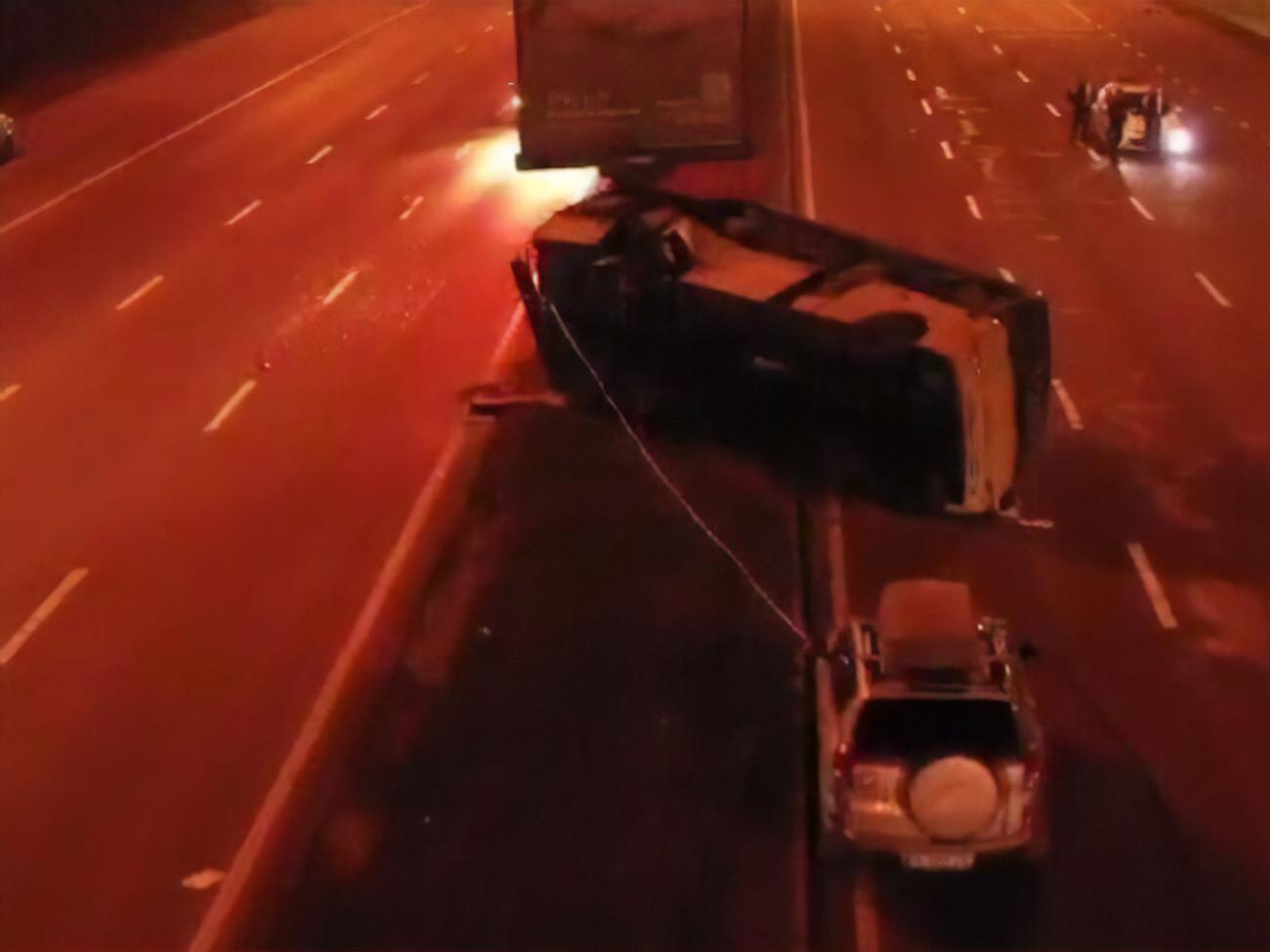 Автобус врезался в рекламную конструкцию