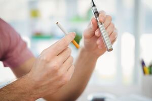 Норми законопроєкту передбачають обмеження на застосування маркетингових технологій, спрямованих на підвищення привабливості тютюнових виробів, стимулювання продажу та створення ілюзії меншої шкоди