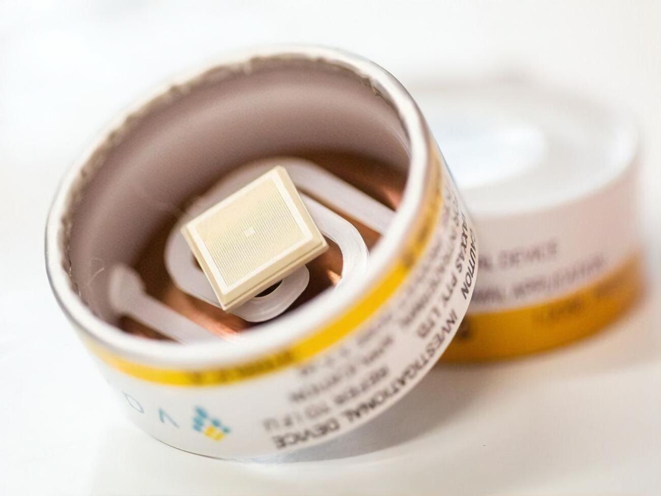 Пластырь прикладывается на несколько секунд к коже, через которую препарат впитывается в организм