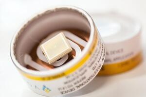 Пластир прикладають на кілька секунд до шкіри, через яку препарат всотується в організм