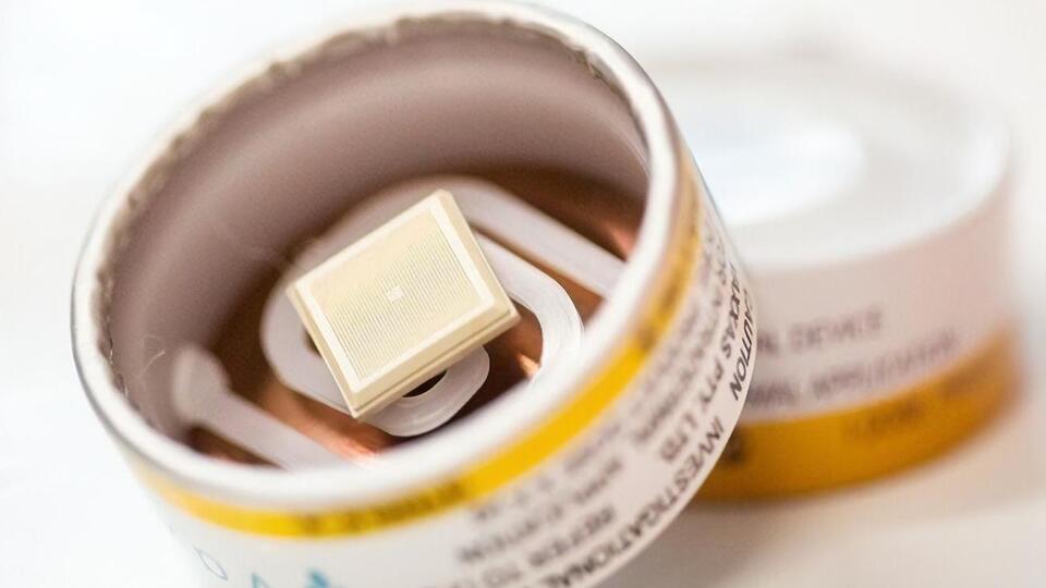 Пластырь прикладывается на несколько секунд к коже, через которую препарат впитывается в организм