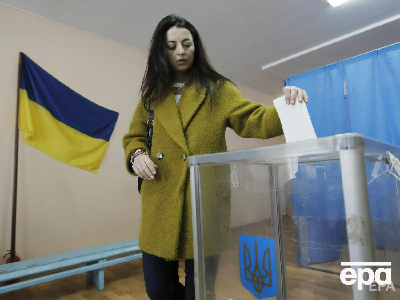 На округах лидируют бывший глава Херсонской ОГА Сергей Козырь и мэр города Золотоноша Виталий Войцеховский