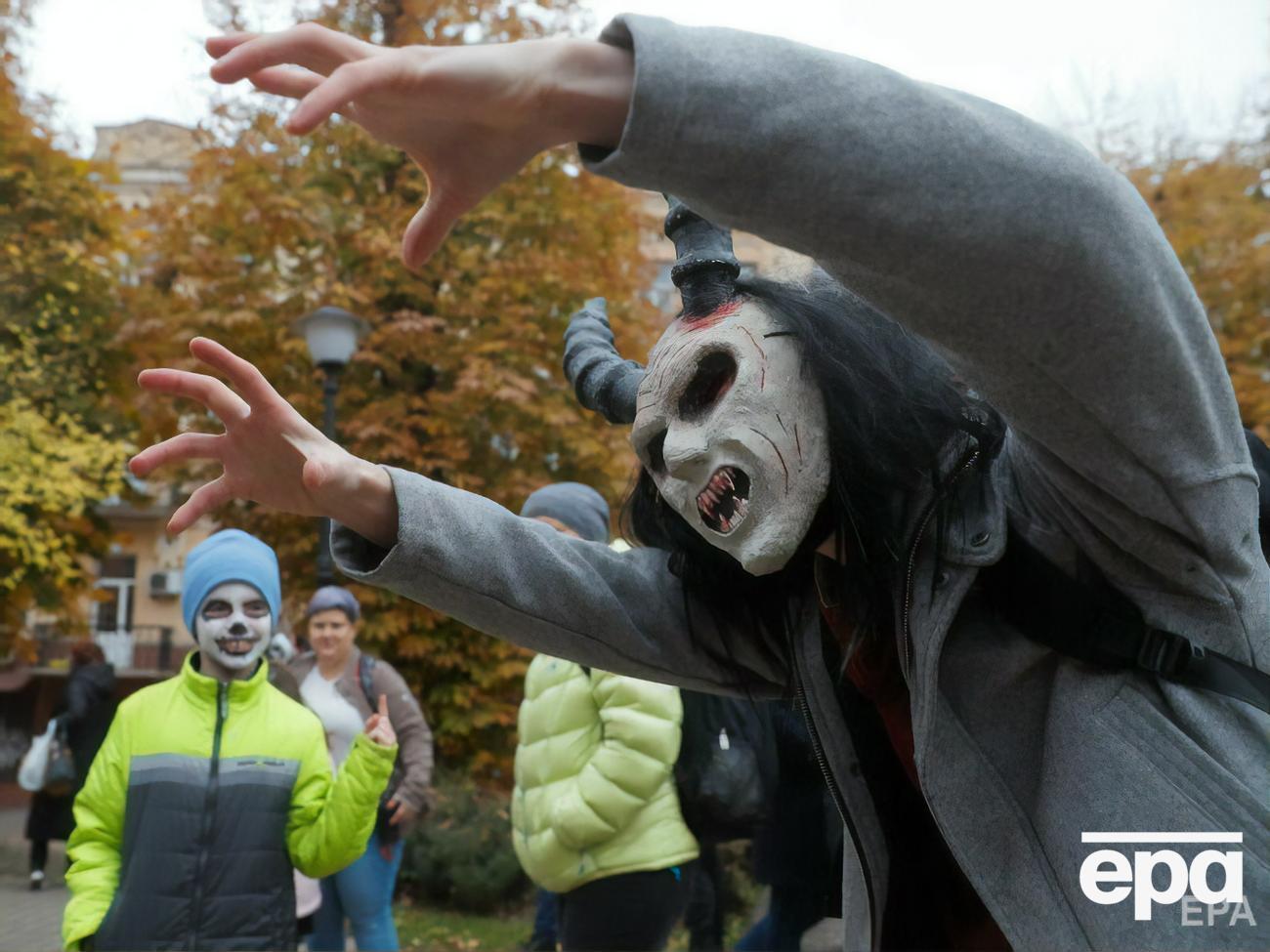 Дьявольский поцелуй, мертвые невесты и розовый чумной доктор. В Киеве прошел парад зомби. Фоторепортаж