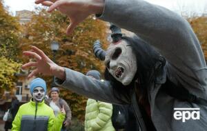 Дьявольский поцелуй, мертвые невесты и розовый чумной доктор. В Киеве прошел парад зомби. Фоторепортаж