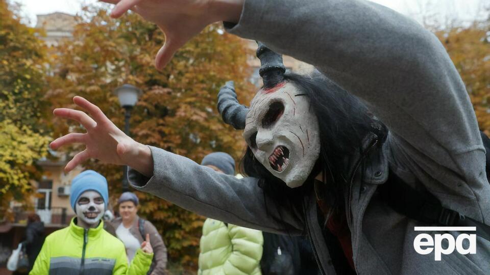 Дьявольский поцелуй, мертвые невесты и розовый чумной доктор. В Киеве прошел парад зомби. Фоторепортаж