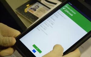 Электронные COVID-сертификаты подделать невозможно, можно внести недостоверные данные в систему, но это единичные случаи, утверждают в Минздраве