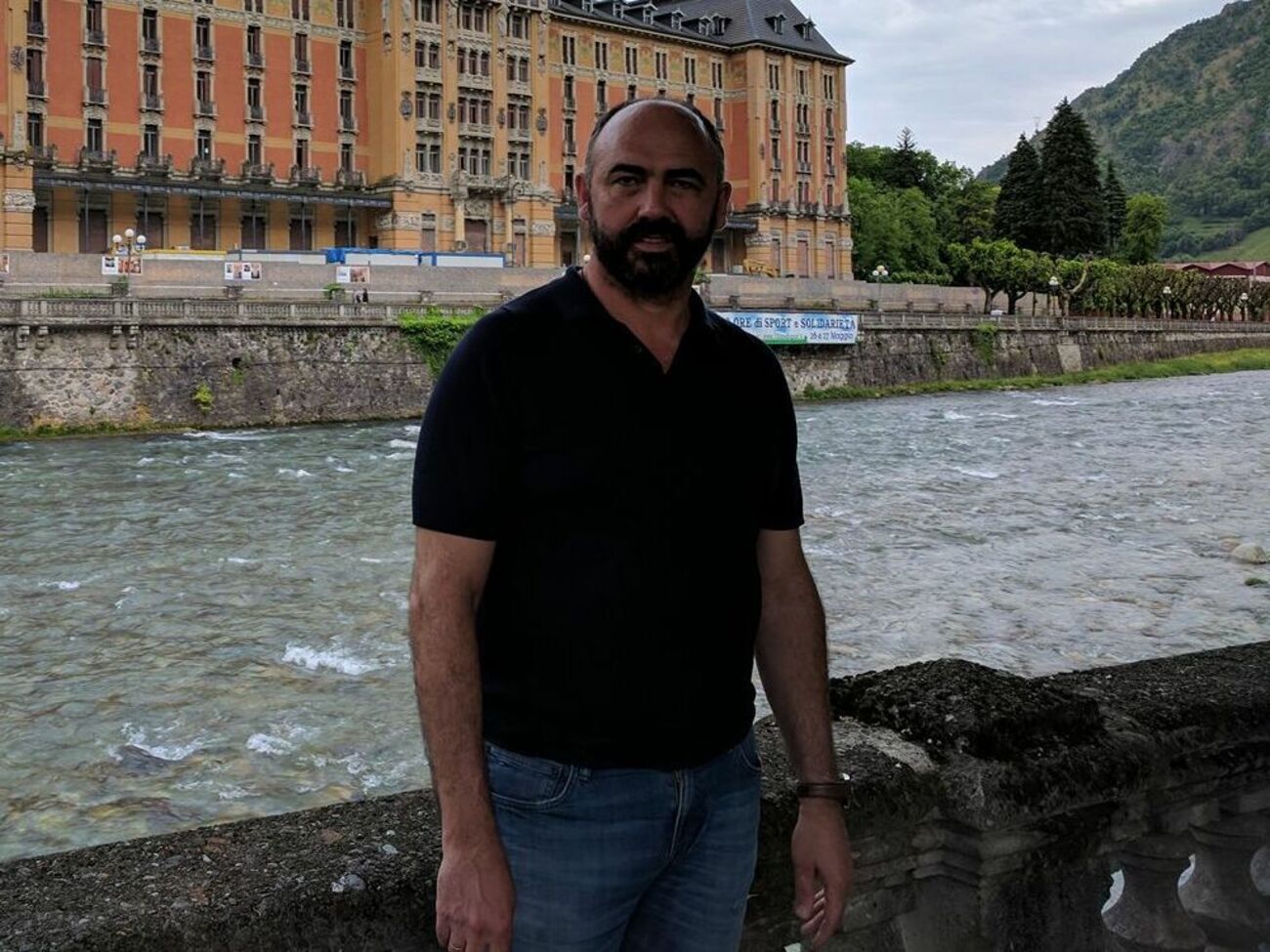 Непривитые пожилые люди умирают гораздо чаще привитых. Вакцинировать необходимо их, а не детей и беременных