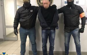 По информации Асеева, Палыч (предположительно, это он в центре на фото) руководил "Изоляцией" до 2018 года и лично избивал заключенных