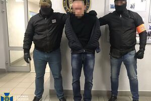 По информации Асеева, Палыч (предположительно, это он в центре на фото) руководил "Изоляцией" до 2018 года и лично избивал заключенных