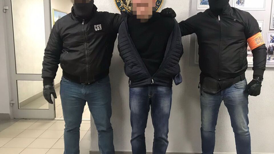 По информации Асеева, Палыч (предположительно, это он в центре на фото) руководил "Изоляцией" до 2018 года и лично избивал заключенных