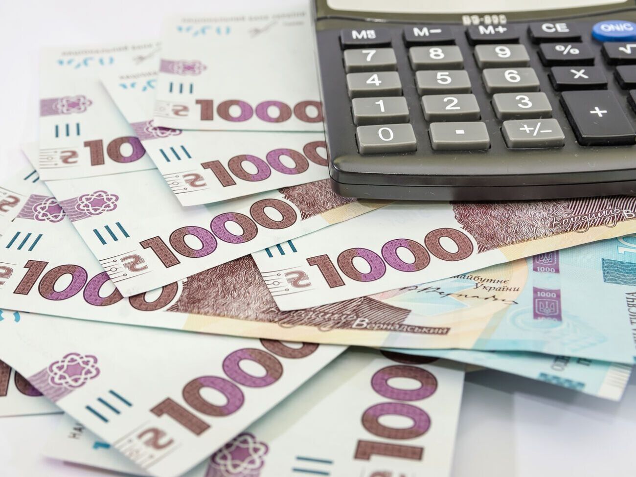 "Правительство уже активно пользуется деньгами местных властей. То есть своих денег в бюджете не хватает, несмотря на все победные заявления", – пишет "РБК-Украина"