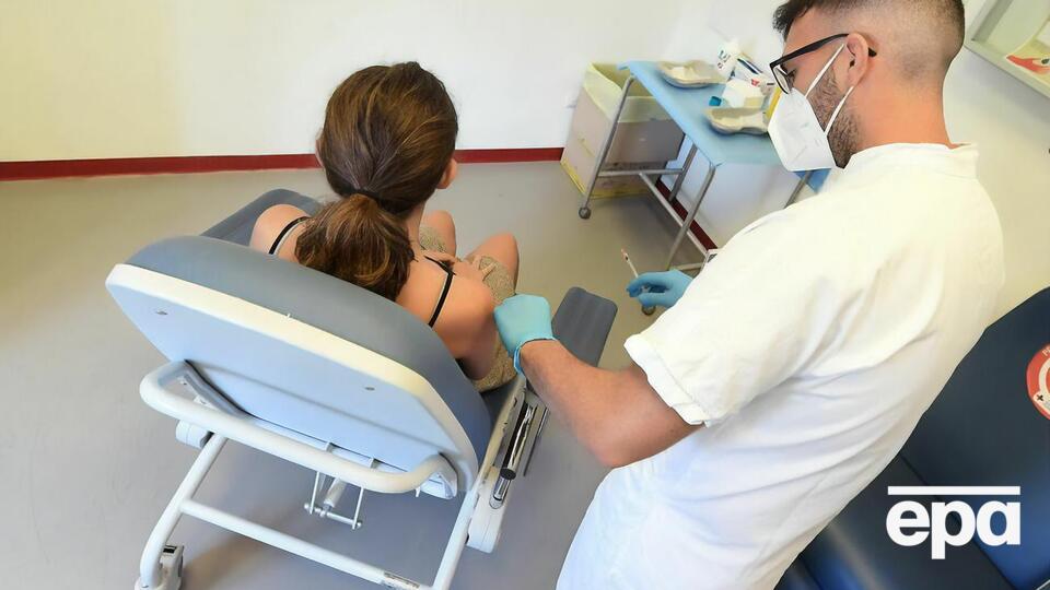 Суд разрешил девушке вакцинироваться без согласия ее отца