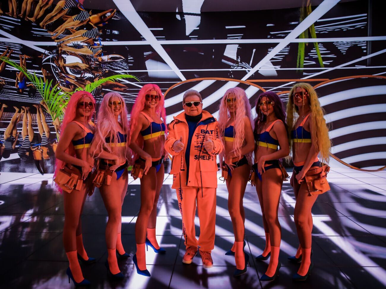 Головний герой іде у лазню разом із красунею-кумою, яка є втіленням усіх чоловічих мрій