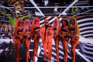 Головний герой іде у лазню разом із красунею-кумою, яка є втіленням усіх чоловічих мрій