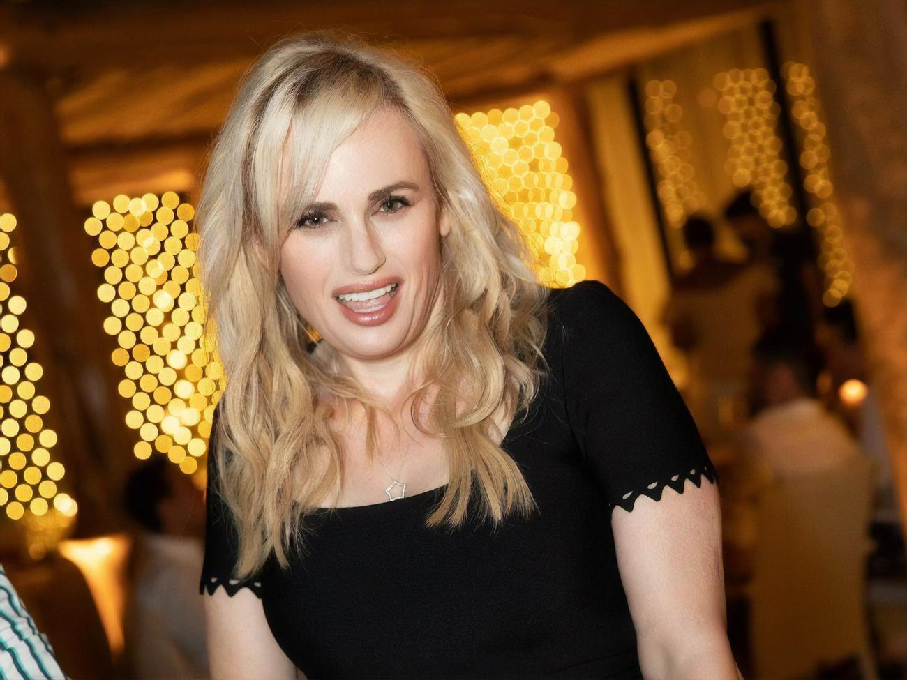 У мережі звернули увагу, що на відео Ребел Вілсон нагадує акторку Памелу Андерсон у фільмі "Рятувальники Малібу"