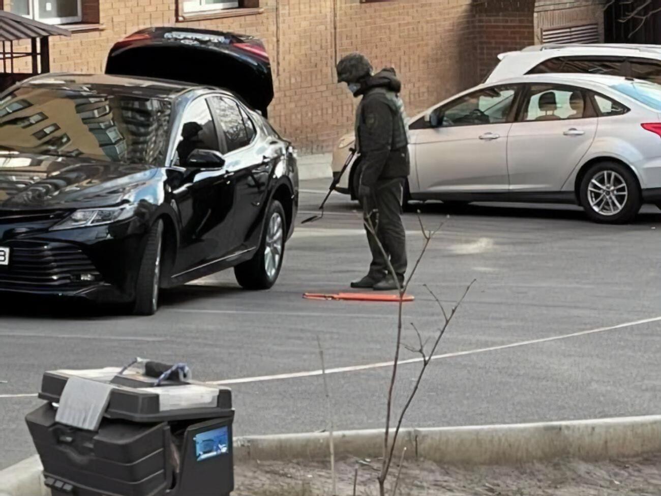 По словам Лероса, с автомобилем сейчас работают взрывотехники