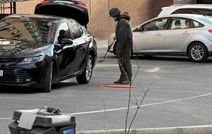 По словам Лероса, с автомобилем сейчас работают взрывотехники