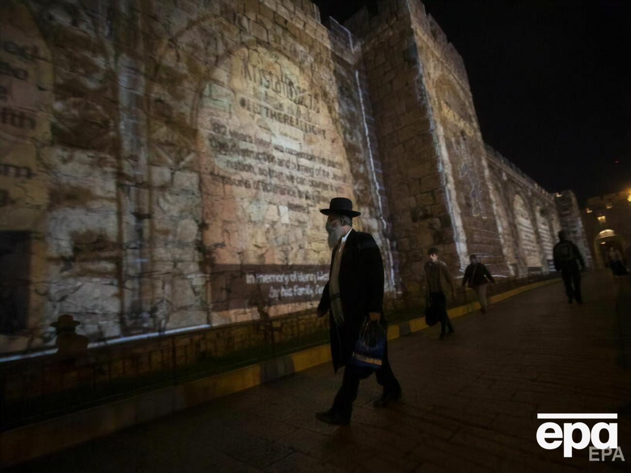Синагоги подсветили в знак памяти о событиях Хрустальной ночи
