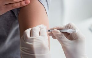 По данным Минздрава, по состоянию на 10 ноября первую дозу вакцины получили 11,6 млн украинцев, завершили вакцинацию 8,1 млн