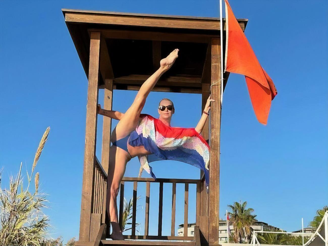 Волочкова зараз відпочиває в Туреччині й мало не щодня постить у соцмережах шпагати