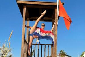 Волочкова зараз відпочиває в Туреччині й мало не щодня постить у соцмережах шпагати