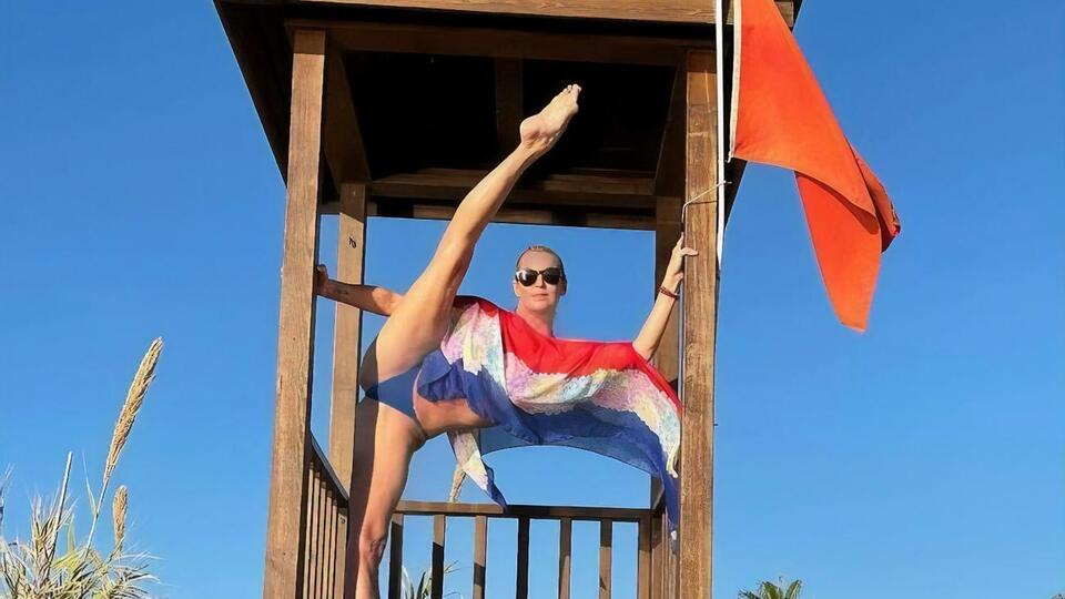 Волочкова сейчас отдыхает в Турции и чуть ли не каждый день постит в соцсетях шпагаты