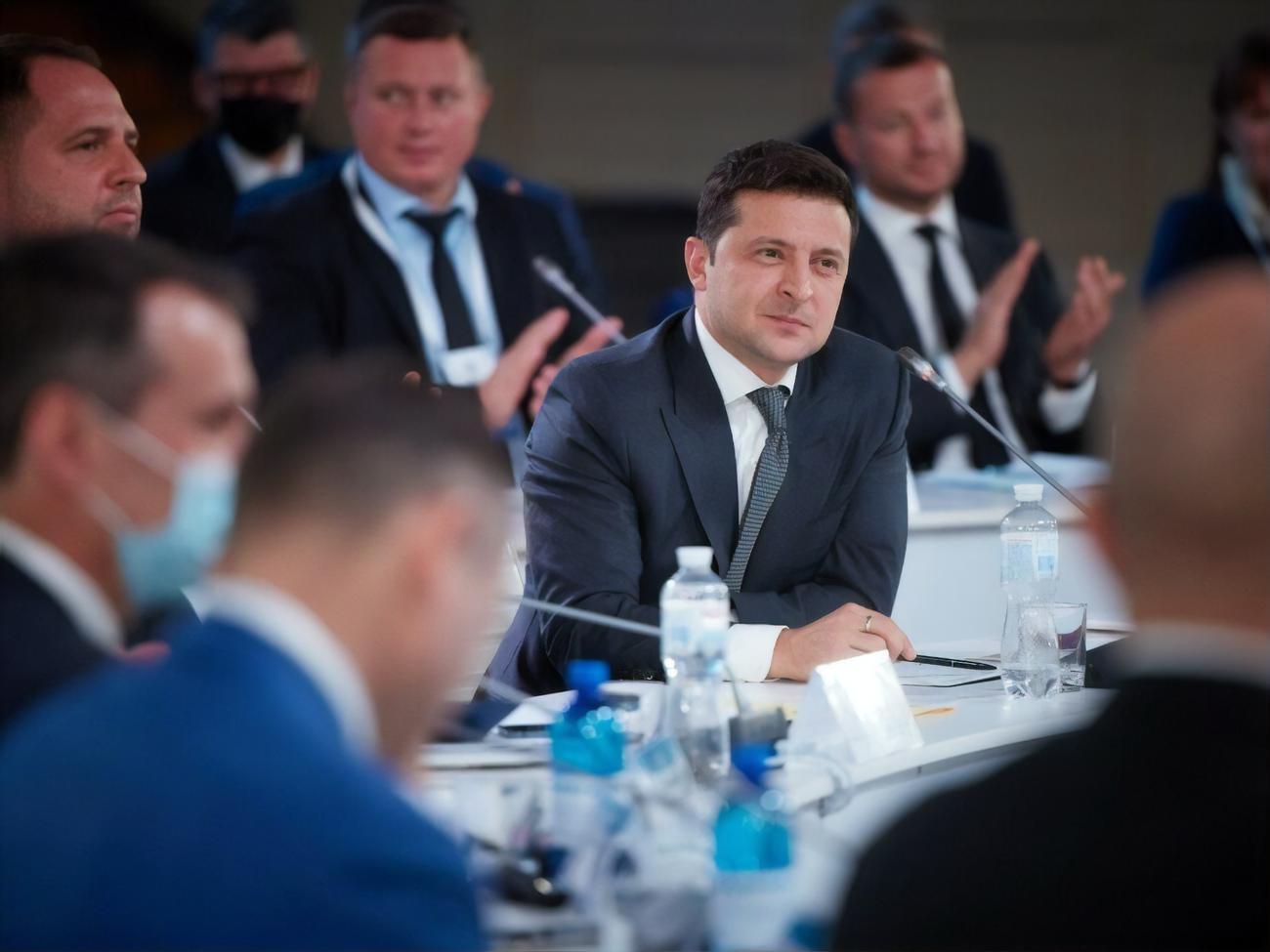 14,2% украинцев думают, что Зеленский и его окружение хотят переделить собственность и стать олигархами