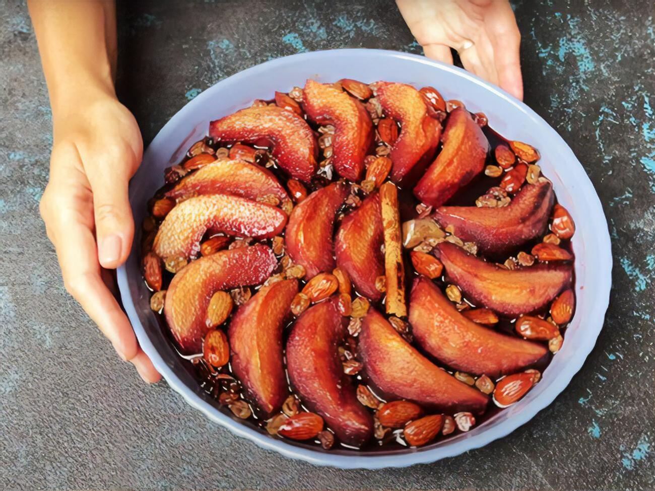 Сейчас сезон айвы. Кулинар Елизавета Глинская предложила запечь этот фрукт в вине и пряностях