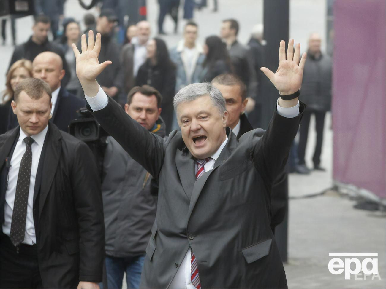 Порошенко оголосив про продаж двох телеканалів після того, як було підписано та опубліковано закон про олігархів