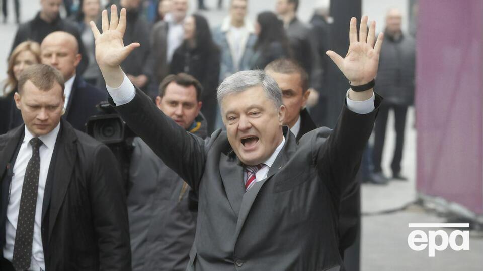 Порошенко оголосив про продаж двох телеканалів після того, як було підписано та опубліковано закон про олігархів
