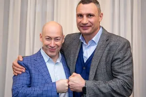 Кличко (праворуч) назвав Гордону (ліворуч) двох найкращих боксерів у світі