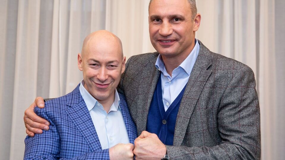 Кличко (справа) назвал Гордону (слева) двух лучших боксеров в мире