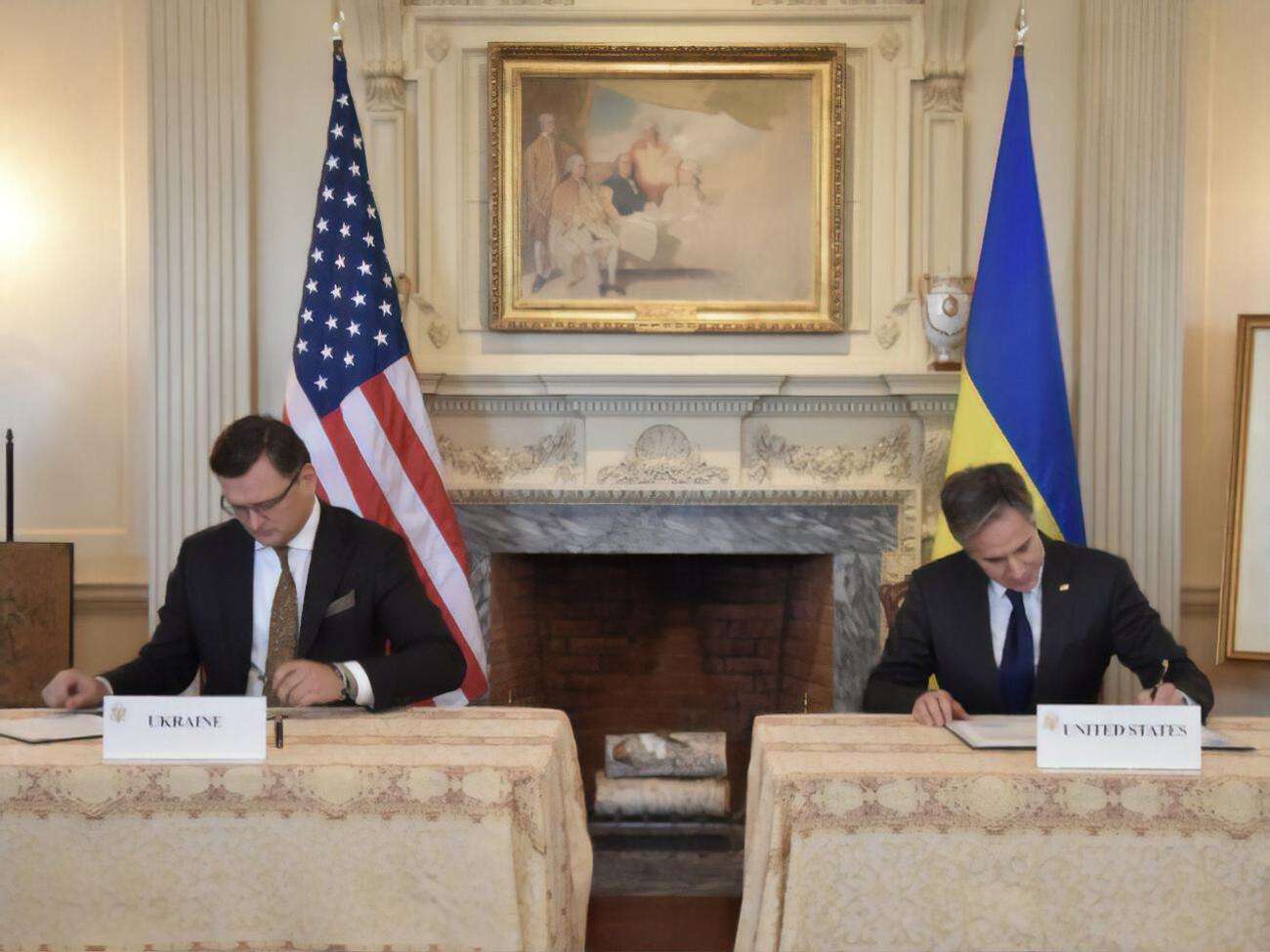 Хартия подтверждает непоколебимую приверженность США суверенитету и территориальной целостности Украины, отметил Блинкен (справа) после подписания документа с Кулебой (слева)