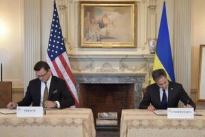 Хартія підтверджує непохитну відданість США суверенітету і територіальній цілісності України, зазначив Блінкен (праворуч) після підписання документа з Кулебою (ліворуч)