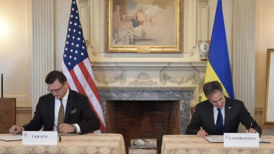 Хартія підтверджує непохитну відданість США суверенітету і територіальній цілісності України, зазначив Блінкен (праворуч) після підписання документа з Кулебою (ліворуч)