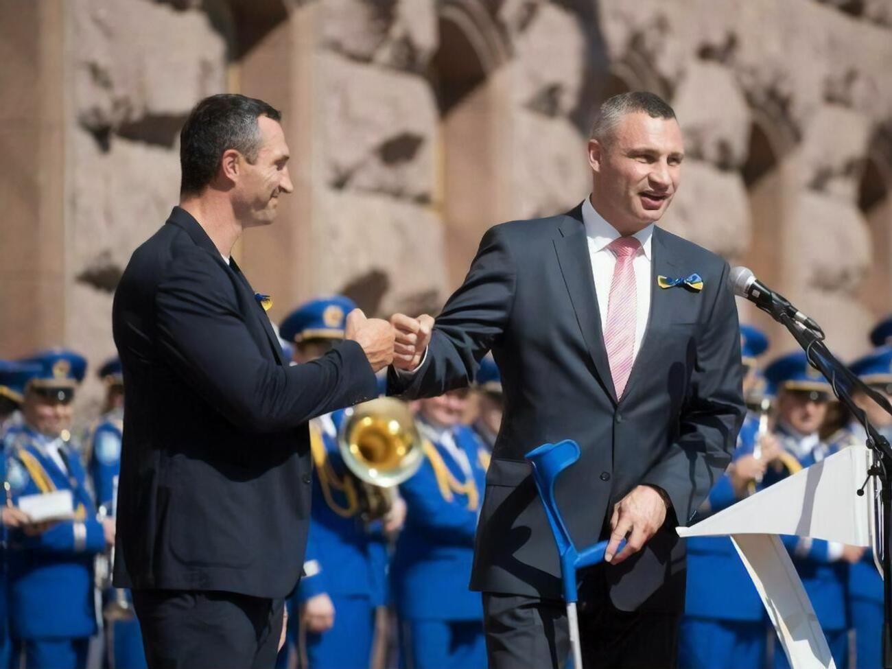 Виталий Кличко (справа):&nbsp;Нет ни одного дня, когда я не звоню брату