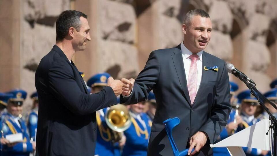 Виталий Кличко (справа): Нет ни одного дня, когда я не звоню брату