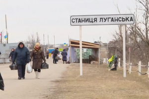 Луганский боевики разрешили пересекать контрольный пункт без спецпропуска, но, по данным СМИ, только раз в месяц