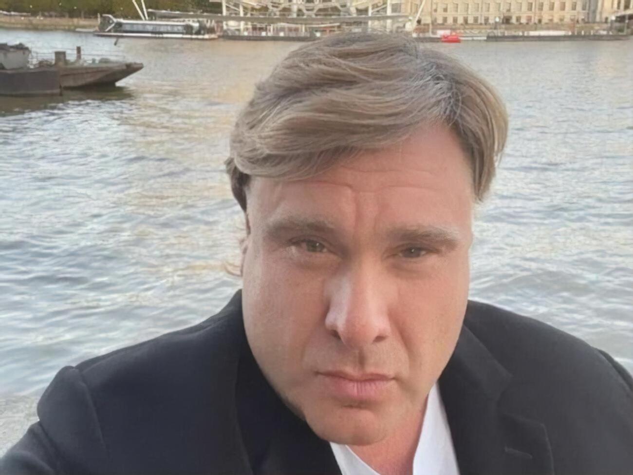 Галантернік значну частину часу перебуває в Лондоні