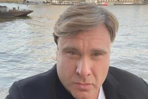 Галантернік значну частину часу перебуває в Лондоні