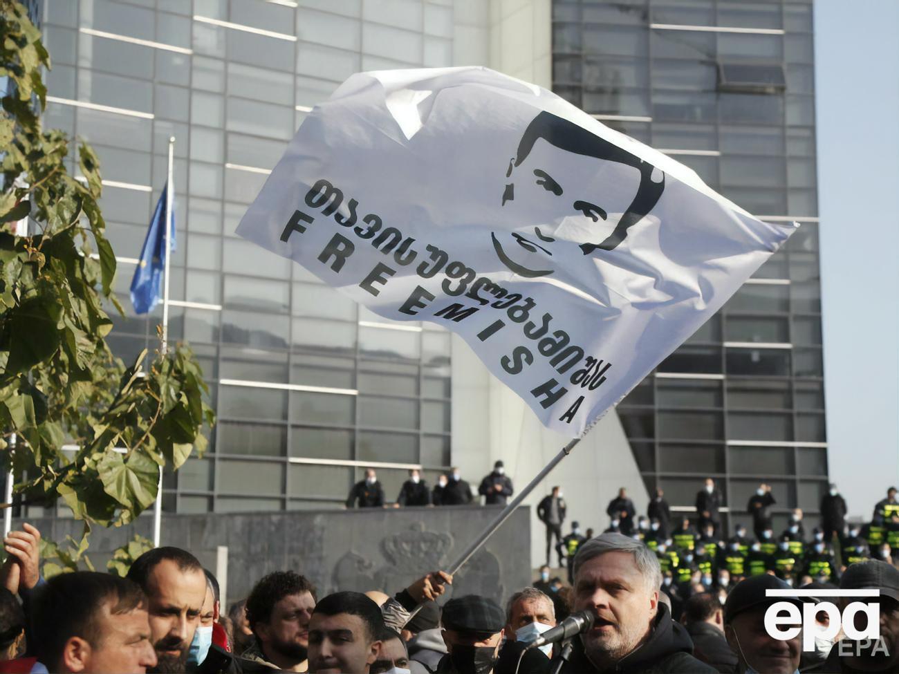 Адвокаты требуют присутствия Саакашвили на заседаниях, обвинение предлагает его дистанционное участие