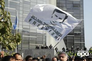 Адвокаты требуют присутствия Саакашвили на заседаниях, обвинение предлагает его дистанционное участие