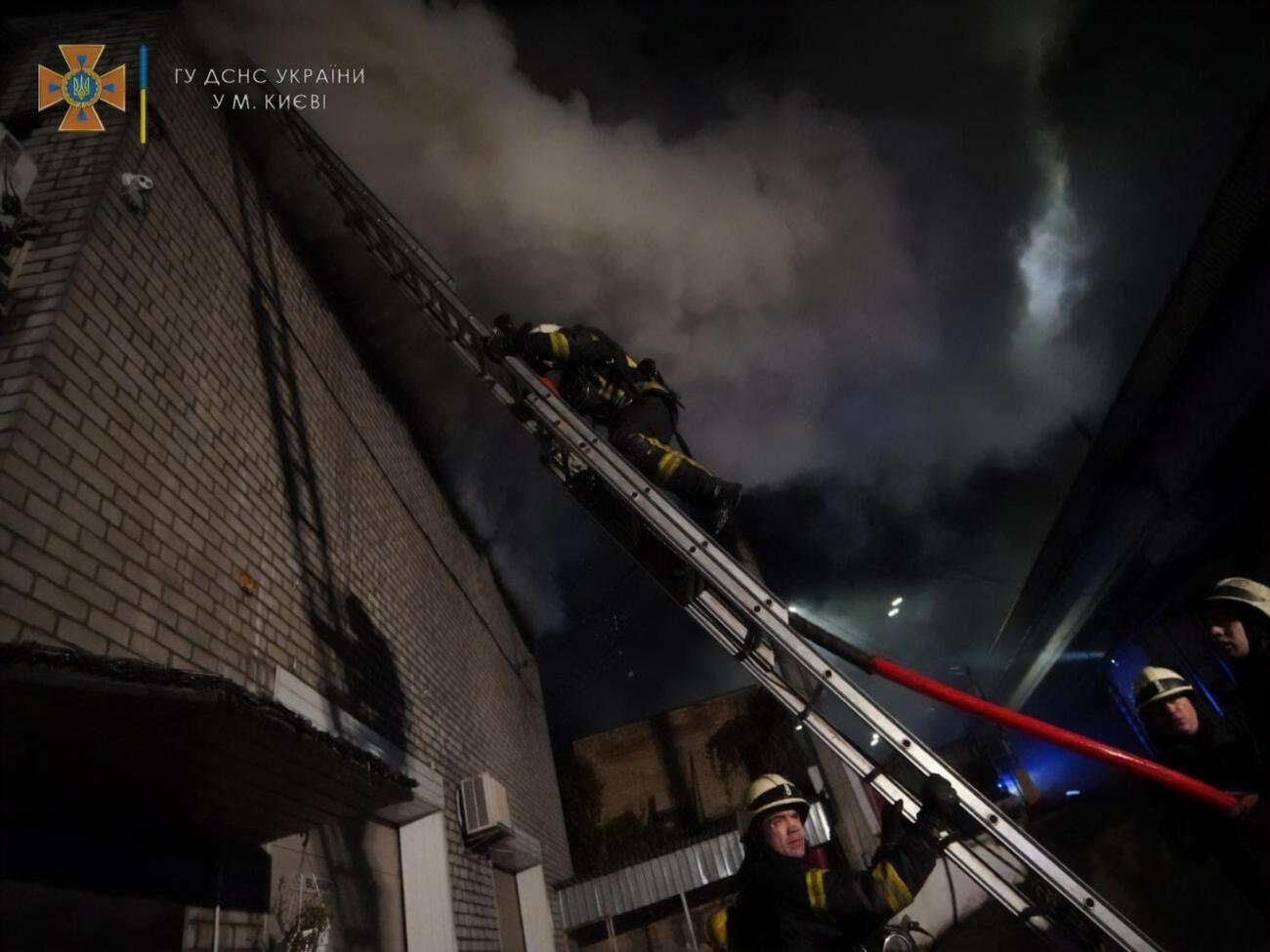 Під час гасіння пожежі обвалився дах, де зберігали автомобільні шини