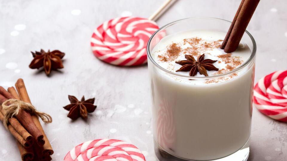 В коктейле используется горячее молоко