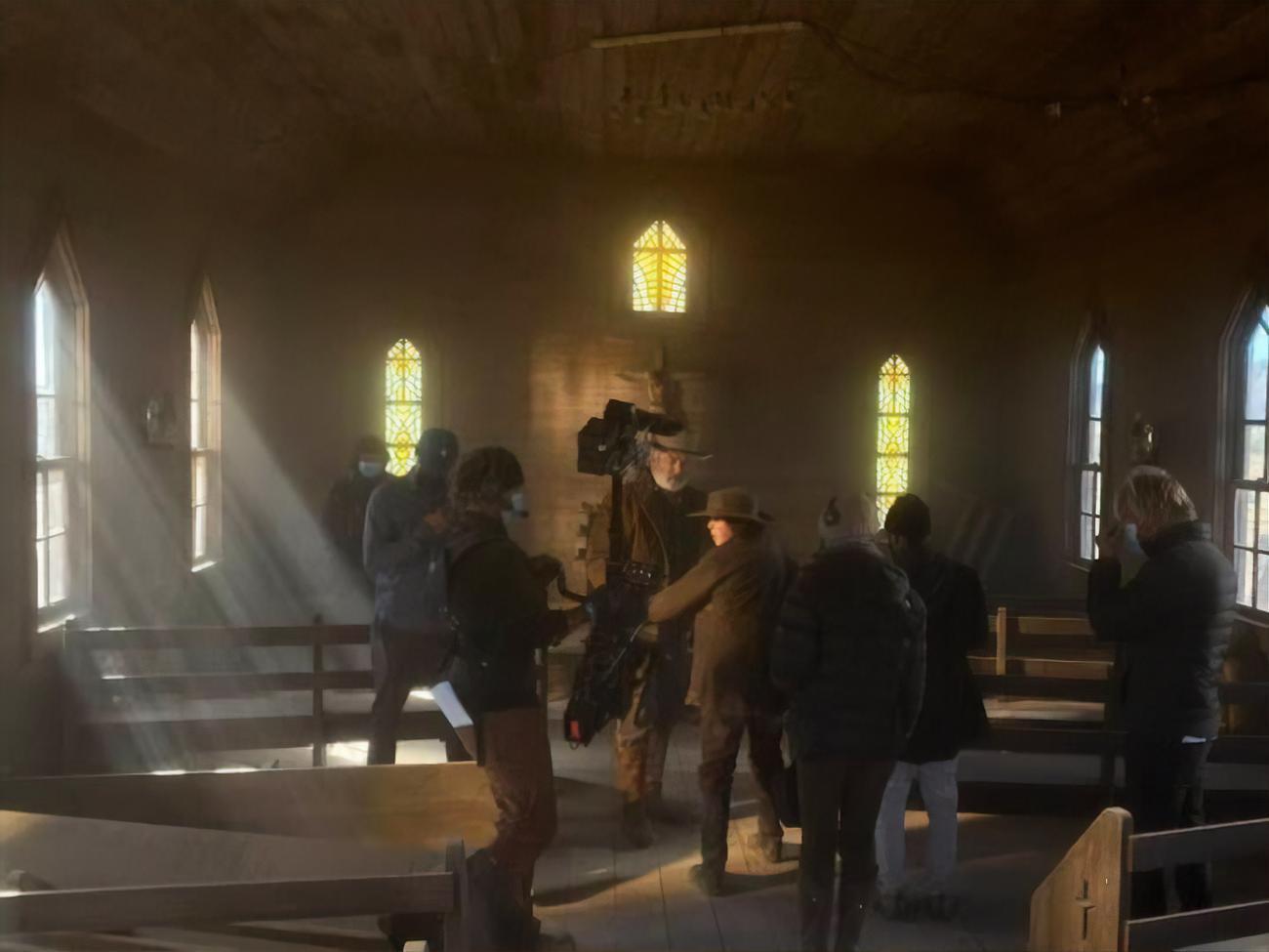 Последний снимок Хатчинс, сделанный на съемках "Ржавчины" (в светлой шапке, стоит спиной к фотографу)