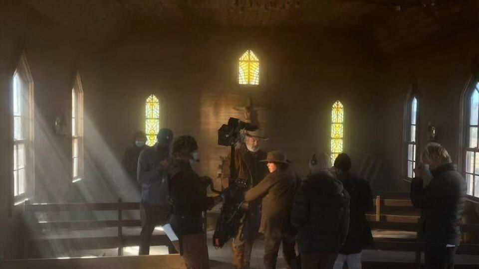 Последний снимок Хатчинс, сделанный на съемках "Ржавчины" (в светлой шапке, стоит спиной к фотографу)