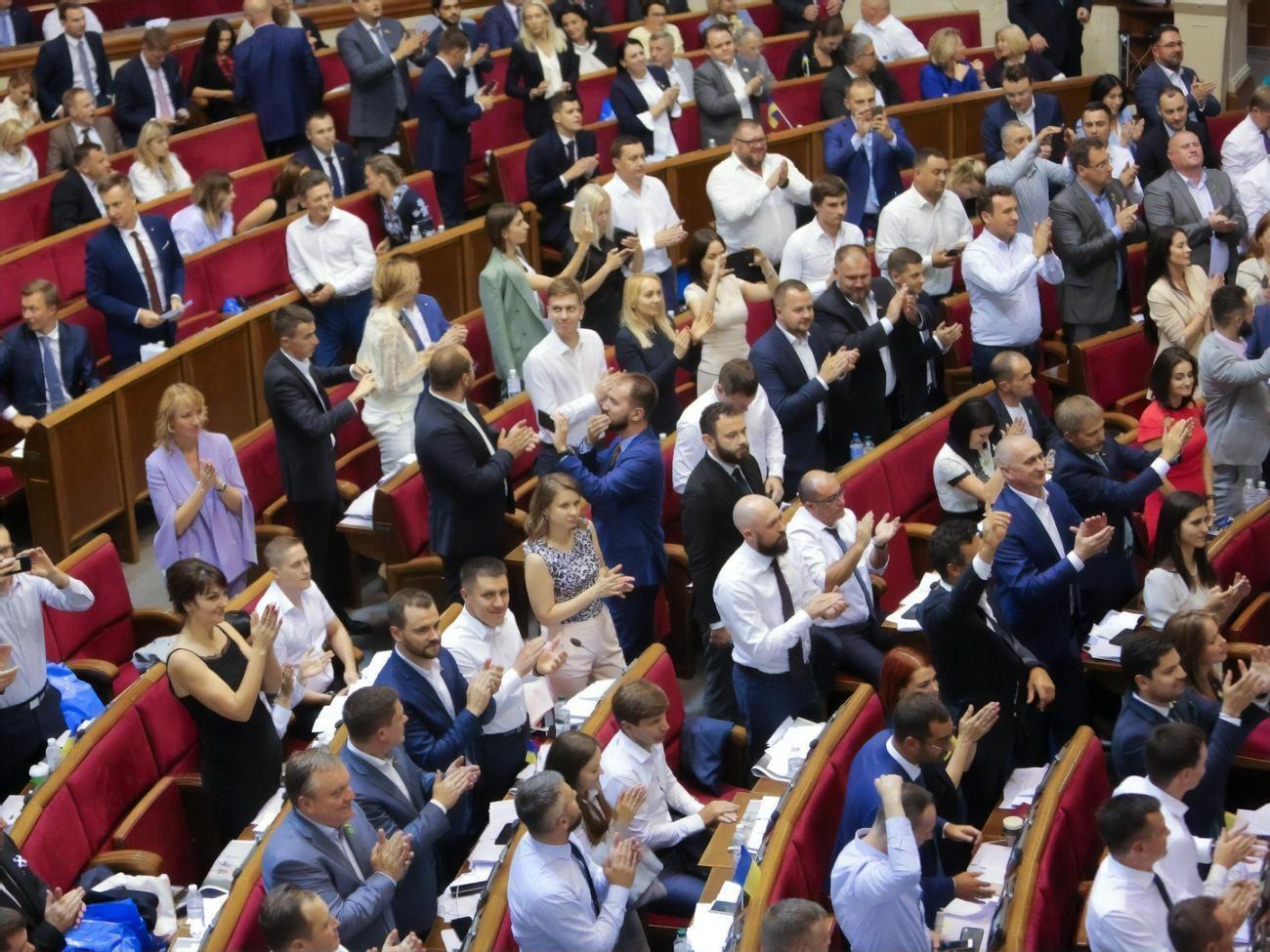 Лідирує у рейтингу "Слуга народу"