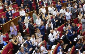 Лидирует в рейтинге "Слуга народа"